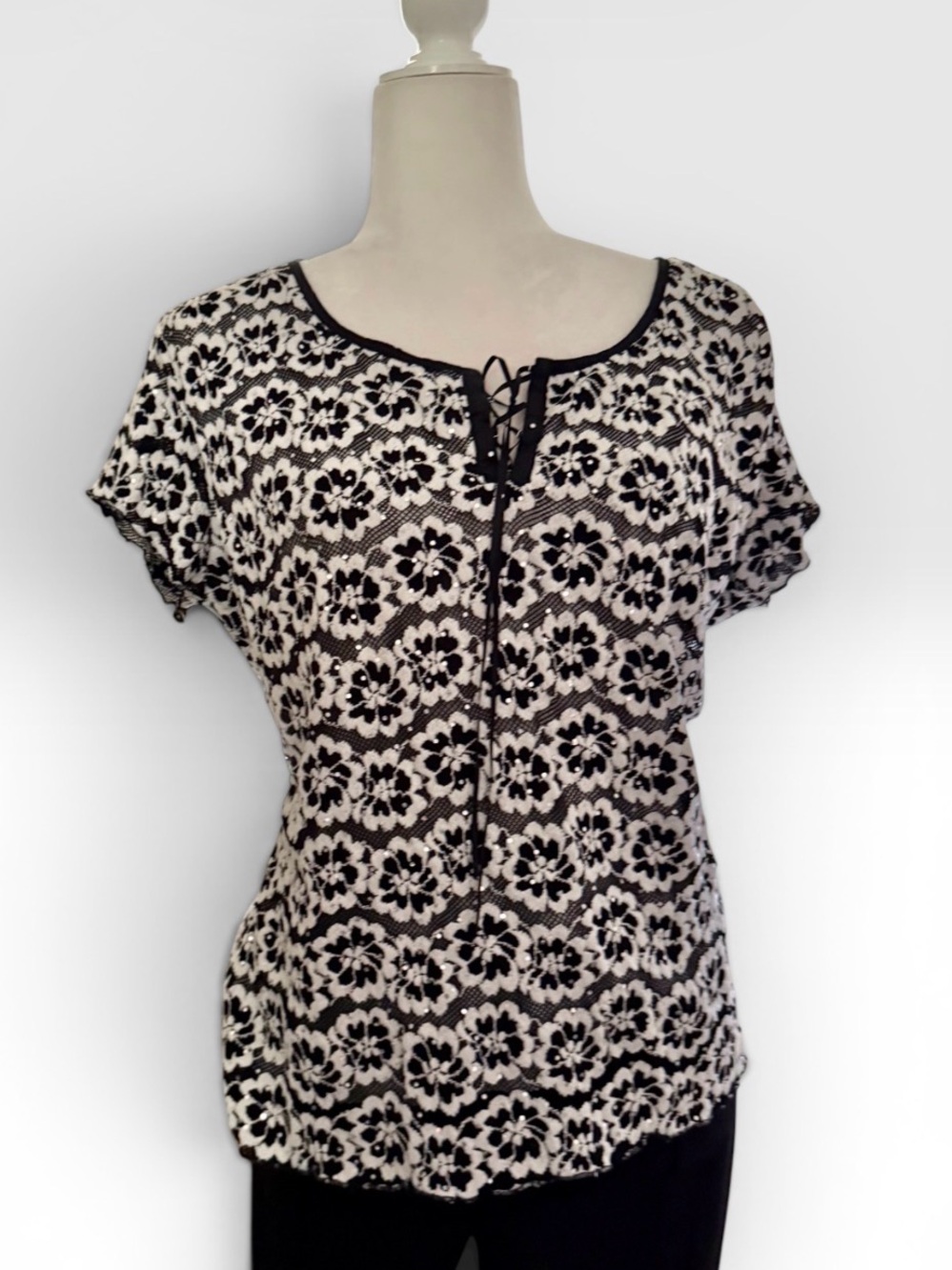 Black & White Lace-Pattern Short Sleeve Top